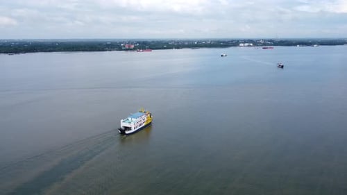 Fähren, die Passagiere zum Hafen bringen, passieren das Kalimantanmeer