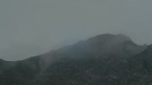 felsige Alpengipfel, Landschaft einer slowakischen Tatra, Kameraschwenk von links nach rechts mit einem T