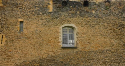 Backsteinmauerfassade und Fenster eines alten Schlosses in Angers, Frankreich. Nahaufnahme