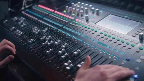 Engenheiro de som cria música no console de mixagem no estúdio de gravação