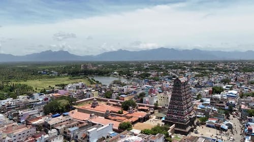 Vidéo aérienne dynamique de Tenkasi, dans le Tamil Nadu, présentant le temple historique de Kasi Viswanathar