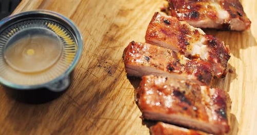 Frühlingsgrill Gegrillte Rippchen auf einem Holzschreibtisch Barbecue in der Natur