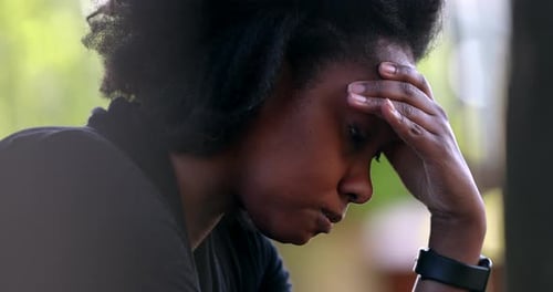 Femme noire frustrée secouant la tête de regret