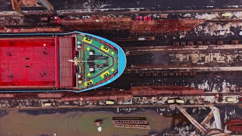 Frachtschiff in einer Werft, das in der Transportbranche repariert wird