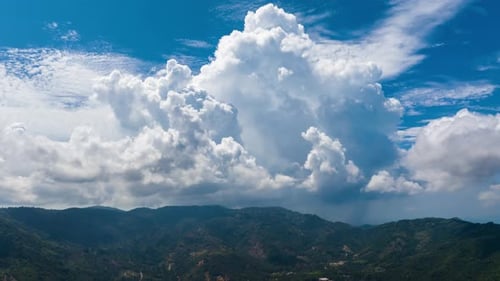 Nuvens fofas flutuantes. Céu azul, nuvens brancas, paisagem, nuvens brancas, 4K