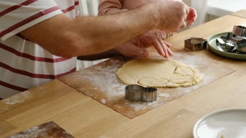 Großvater und kleines Enkelkind backen, kochen und backen gemeinsam selbstgemachte Kekse oder Kekse in