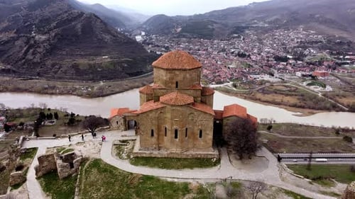 O Mosteiro Jvari é um mosteiro ortodoxo georgiano do século VI perto de Mtskheta, na Geórgia