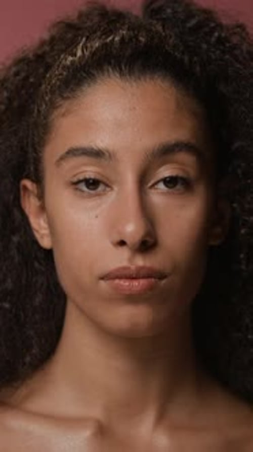 Mujer birracial mirando a la cámara