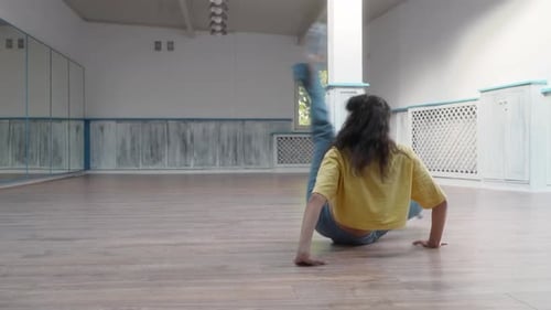 Der Tänzer gleitet frei über den Boden und bewegt sich in einem improvisierten modernen Stil.