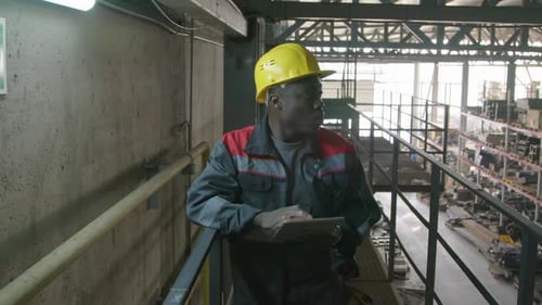 Le superviseur de l'entrepôt saisit des informations sur les articles de stockage sur une tablette