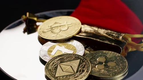 Pièces de crypto-monnaie avec de la fumée entrante sur une surface réfléchissante