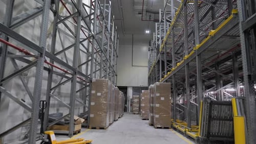 Colis en carton prêts à être expédiés dans un vaste entrepôt, concept d'achat en ligne