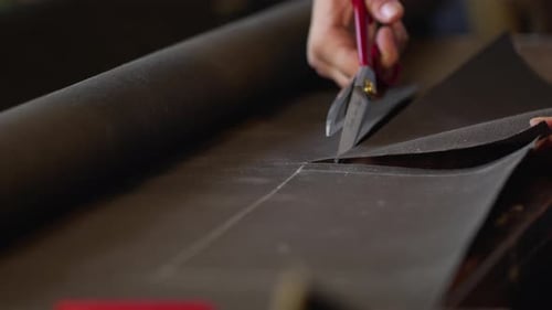 Corte a medida una tela dura con tijeras para hacer una bolsa 2