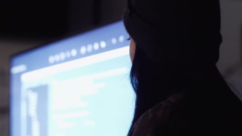 Hacker feminina fazendo apresentação na tela durante o Hackathon de 2024 anos
