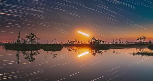 Ungewöhnlicher Sonnenaufgang, natürlicher Hintergrund, Tagesanbruch, Sonnenspur über ländlicher Landschaft, Hyperlapse-Sternen