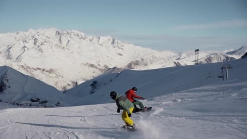 Menschen, die im Winter die Piste in den Bergen hinuntersnowboarden