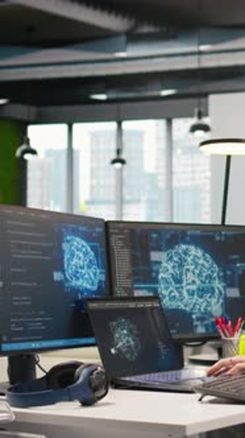 Vertikales Video: Programmiererin im Büro, die KI-Systeme für maschinelles Lernen integriert
