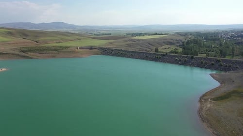 Vue aérienne du lac et de la ville