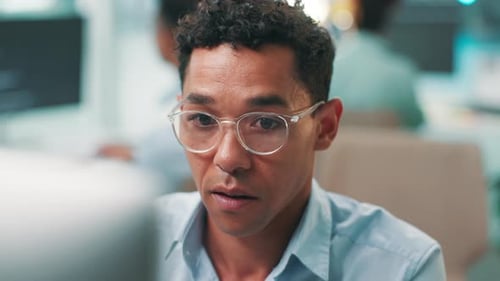 Programador, gafas y hombre en la computadora para investigación, proyecto y actualización de ciberseguridad en la oficina