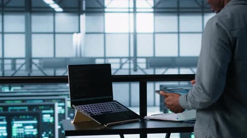 Человек в серверной ферме, использующий искусственный интеллект на устройствах для повышения производительности