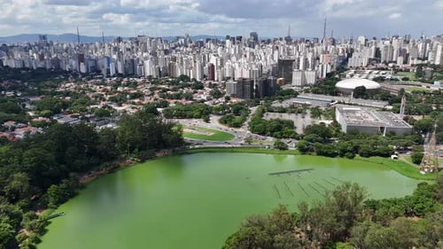 Vídeo aéreo acima do Parque Ibirapuera São Paulo em um dia ensolarado