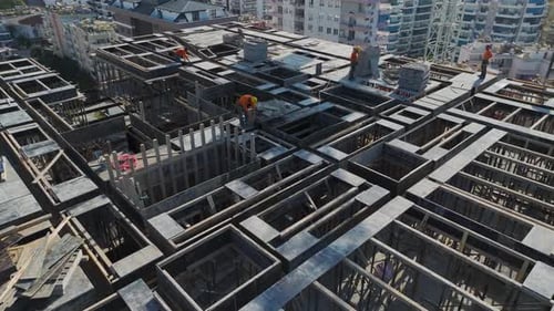 Wohnanlage im Bau am Seeturm, Kranbau, Transport von Materialien und Arbeitern