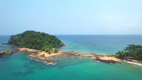 Vista aérea circular da praia de Bom Bom com a passarela que liga a praia na ilhota do bom bom em