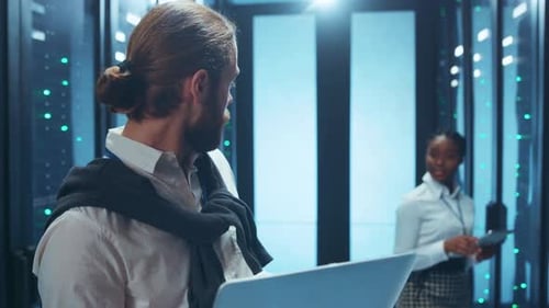 Uma equipe profissional está trabalhando ativamente em laptops no ambiente de data center