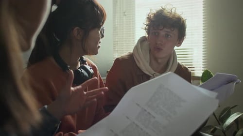 Étudiants en cinématographie relisant un scénario de film