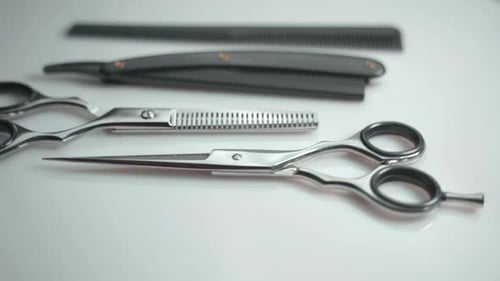 Foto de tijeras y herramientas profesionales utilizadas por los peluqueros