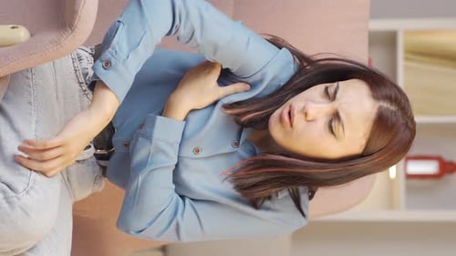 Vídeo vertical de una mujer joven con picazón en las axilas. Problema de hongos.