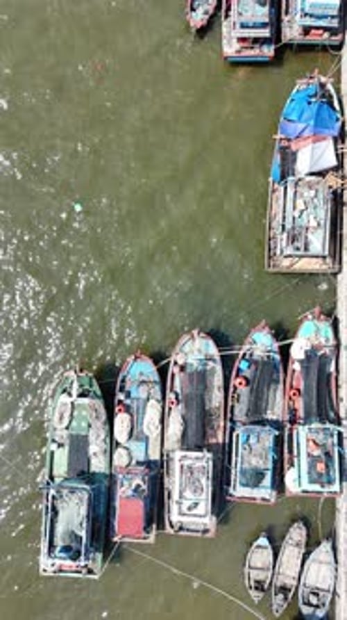 Luftaufnahme bunter Fischerboote, die am Pier angedockt sind