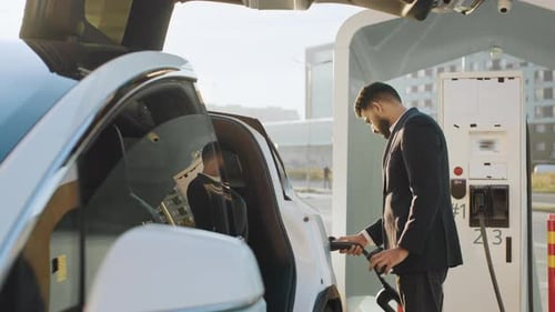 Seitenansicht eines gutaussehenden arabischen Mannes in formellem Outfit mit Coffeetogo in einem