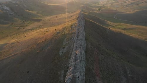Vue aérienne des falaises et des montagnes au coucher du soleil 2