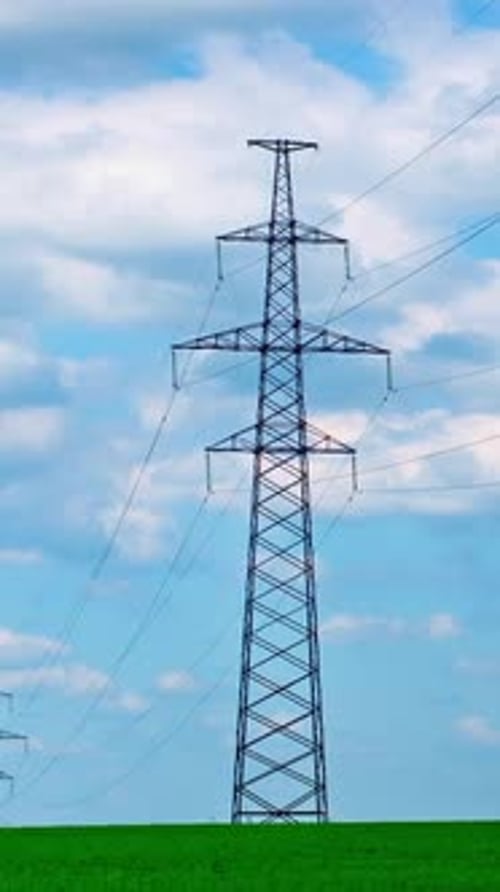 Lapso de tiempo de nubes en movimiento con una línea eléctrica