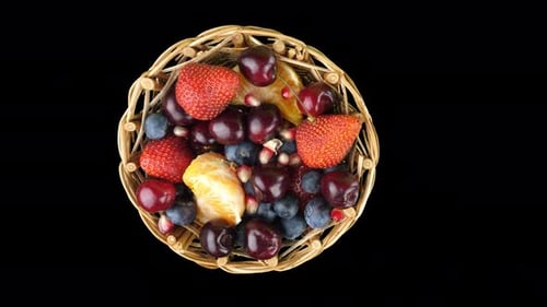 Korb mit Beeren und Früchten