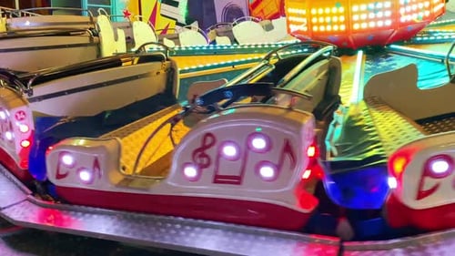 Hermoso carrusel iluminado en el parque de atracciones por la noche