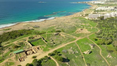 Vue aérienne des tombeaux des rois, Paphos, avec une vue dégagée sur les ruines antiques, les sentiers et les environs