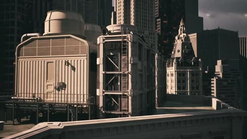 Vista urbana desde la azotea que muestra estructuras industriales contra el horizonte de la ciudad