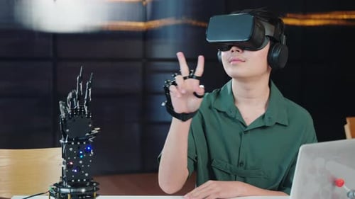 Young Adult Uses Virtual Reality to Control Robotic Arm
