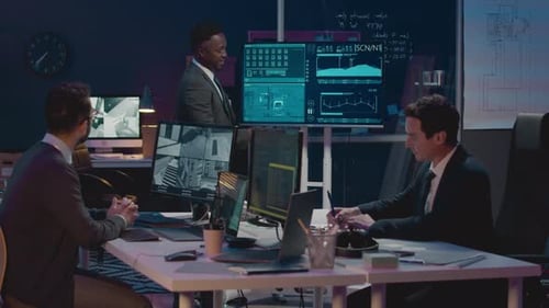 Cybersicherheitsexperte erklärt Kollegen den Workflow-Plan