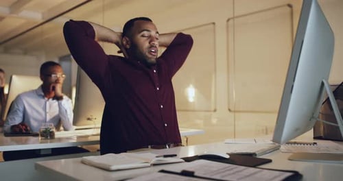 Séquence vidéo 4k de gens d'affaires travaillant au bureau