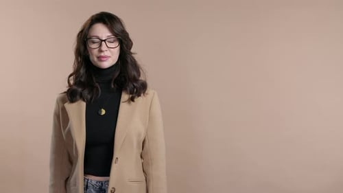 Klug lächelnde Geschäftsfrau, die auf den Copyspace oder die Werbung auf der rechten Seite zeigt