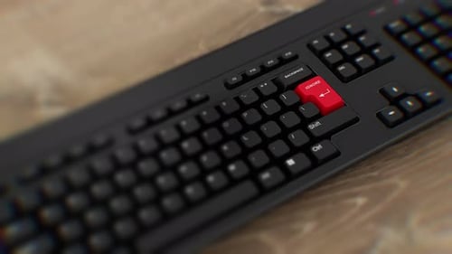 Ignora el botón rojo del teclado. Con un dedo, presiona Enter. Haz clic en IGNORAR Panorámica de un botón del teclado