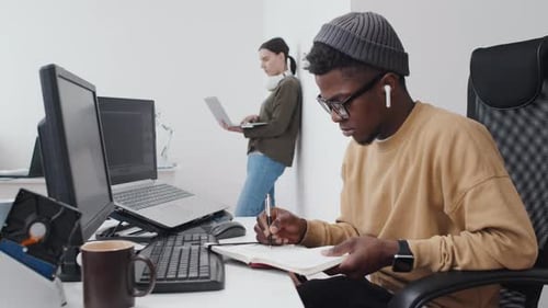 Junge Programmierer bei der Arbeit im Büro