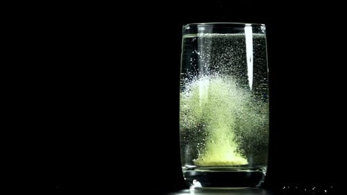 La aspirina se disuelve en el agua filmada con una cámara de alta velocidad a 1000 fps