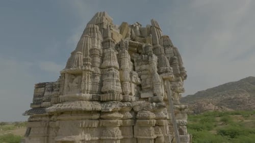 Vue par drone de l'ancien temple jaïn de Nagarparkar pendant la journée au Pakistan