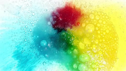 Blasen aus buntem Seifenschaum auf weißem Hintergrund, Textur aus Seifenschaumblasen, Brausetablette
