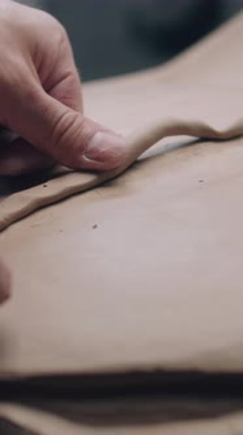 Designer créant un modèle de voiture en argile