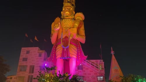 Vue nocturne de la plus grande statue dorée de Lord Hanuman devant le temple de Rajarhat à Calcutta, en Inde